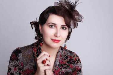 Kırmızı şapkalı gülümseyen esmer kadın eski moda güzellik portresi.