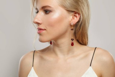 Hoş bir kadın. Sarışın ve temiz ciltli kadın modeli, yüz bakımı, cilt bakımı ve güzellik konsepti.