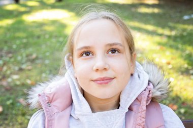 Dışarıda yürüyen güzel bir genç kız. 10 yaşındaki bir çocuğun portresi