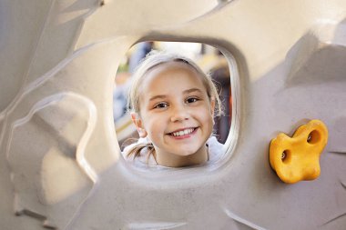 Neşeli genç kız dışarıda yürüyor. 10 yaşındaki bir çocuğun portresi