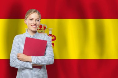 İspanya bayrağı taşıyan neşeli mutlu kadın.