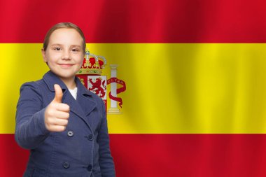 İspanyol bayrağı geçmişi olan mutlu bir çocuk. İspanya 'da eğitim ve çocukluk kavramı