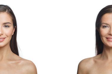 Beyaz arka planda sevimli bir kadın yüzü. Genç ve olgun, sağlıklı ve buruşuk derili bir kadın. Kozmetoloji, tıp, yaşlanma karşıtı ve güzellik kavramı