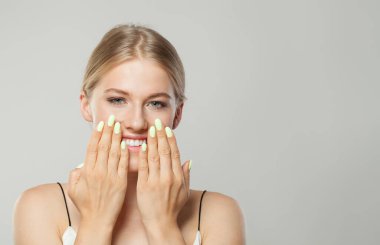 Manikürlü tırnakları olan mutlu, güzel bir manken.