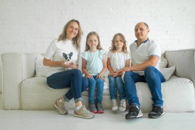 Güzel, mutlu bir ailenin evde dinlenen portresi.