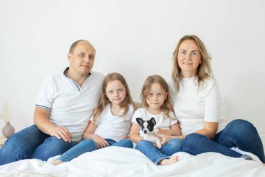 Anne, baba ve kızlar evde. Mutlu aile