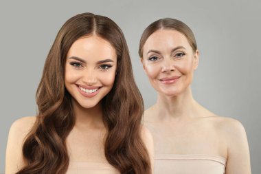 Beyaz arka planda çekici kadınlar. Genç ve olgun bir kadın model. Yüz tedavisi, kozmetoloji, tıp, cerrahi ve gençleştirme kavramı