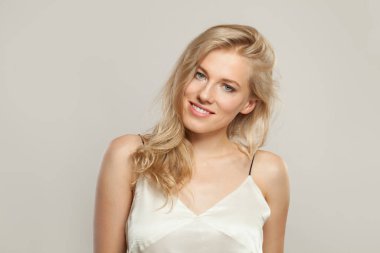 Muhteşem sarışın model kadın portresi. Güzel bir yüz, sağlıklı bir ten, uzun parlak saçlar ve tatlı bir gülümseme. 