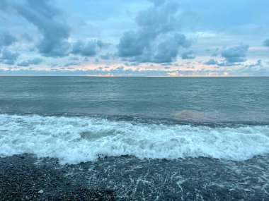 Deniz sahili, dalga ve gökyüzü. Gün batımı açık hava manzara arkaplanı