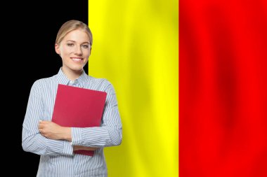 Belçika bayrağıyla başarılı mutlu kadın