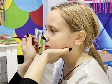 Esmer kız yaratıcı sanat makyajı yaparken bekliyor.