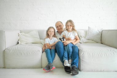 Gülümseyen aile. İnsanlar ve çocuklar evde.