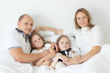 Mutlu bir aile evdeki kanepede dinleniyor.