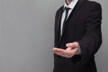 Genç bir işadamı elini uzatır.