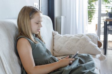 Akıllı telefonu evde tutan tatminsiz bir çocuk. Oynayan, öğrenen ya da evde telefon cihazıyla video izleyen tatlı bir kız. Teknoloji, iletişim ve çocukluk kavramı