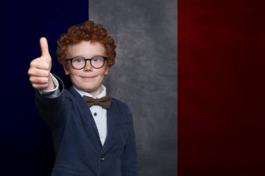 Fransız bayrağı geçmişinde başarılı bir çocuk. Fransa konseptinde eğitim, seyahat, okul, kamp ve öğrenim dili