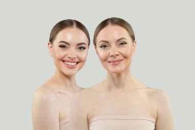 Sağlıklı genç bir model ve olgun bir kadın. İki kadın yüz kolajı seti. 