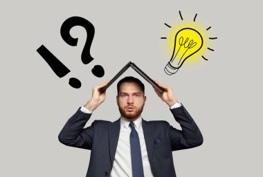 İş adamı dizüstü bilgisayarının altında gizlenen stres içinde çalışıyor. Arkasında ünlem, soru işaretleri ve sarı ampul vektörü çizimleri var. Tereddüt, fikir konsepti