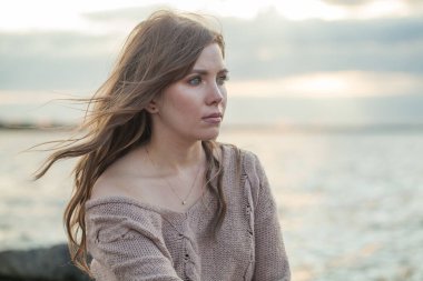 Muhteşem esmer kadın 30 'lu yaşlarda dışarıda dinleniyor.