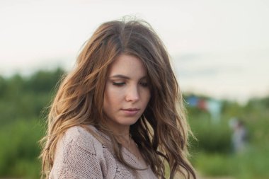 Güzel bir bahar kadını doğa arka planında yürüyor, moda güzellik portresi