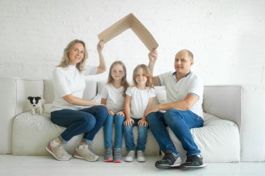 Evde mutlu bir aile. Konut, taşınma, gayrimenkul ve sigorta kavramı