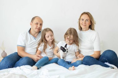 Mutlu bir aile ve kızları evde eğleniyorlar.