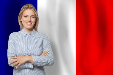 Fransa bayrağı taşıyan başarılı mutlu kadın.