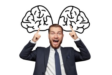 Zeki, mutlu iş adamı başının üstündeki büyük beyinleri işaret ediyor. Düşünce, fikir, sorun çözme kavramı