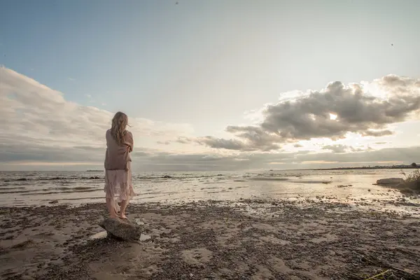 Yalnız esmer kadın 30 'lu yaşlarda dışarıda dinleniyor.