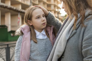 Kadın kucaklayan çocuk. Anne ve kızı birlikte. Çocukluk, mutluluk, aşk ve aile kavramı