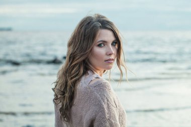 Yakışıklı esmer kadın 30 'lu yaşlarda dışarıda dinleniyor.