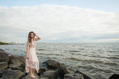 Mükemmel bahar kadını doğa arka planında yürüyor, moda güzellik portresi