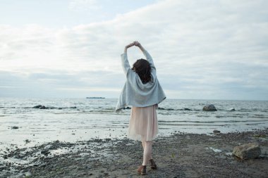 Neşeli esmer kadın 30 'lu yaşlarda dışarıda dinleniyor.