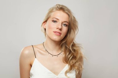 Muhteşem gülümseyen kadın. Sarışın ve temiz ciltli kadın modeli, yüz bakımı, cilt bakımı ve güzellik konsepti.