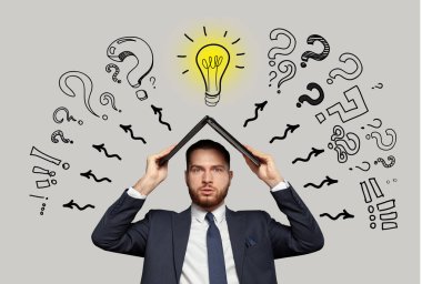 Gri arka planda dizüstü bilgisayarı ve ampulü ve soru işaretleri olan dalgın bir iş adamı. Bunaltıcı iş adamı konsepti