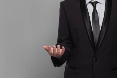 Takım elbiseli bir adam teslim olma jesti yapıyor. Başarısızlık kavramı