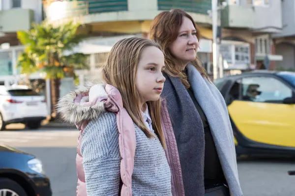 Açık havada anne ve kızının portresi. Aile portresi