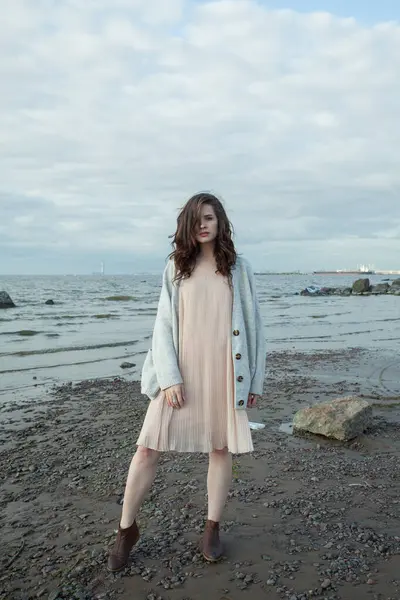 Güzel esmer kadın 30 'lu yaşlarda dışarıda dinleniyor.