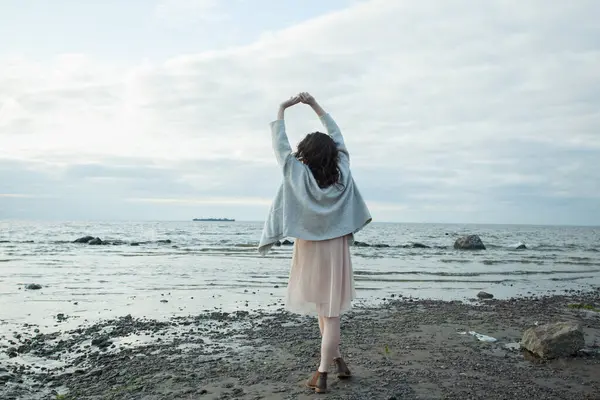 Neşeli esmer kadın 30 'lu yaşlarda dışarıda dinleniyor.