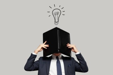 Hüsrana uğramış işadamı, başının üstündeki ampulü çizerek başını dizüstü bilgisayarın altına gizliyor. Düşünme kavramı, sorun çıkarma.