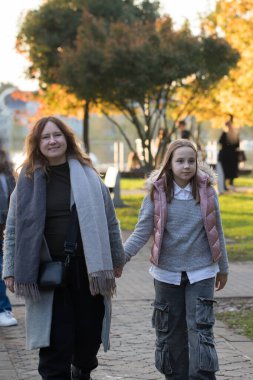 Açık havada anne ve kızının portresi. Aile portresi