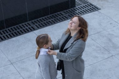 Açık havada anne ve kızının portresi. Aile portresi