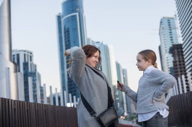 Sevimli anne ve kızı küçük çocuk. Dışarıda mutlu bir aile.