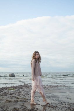 Çıplak ayaklı bahar kadını doğa arka planında yürüyor, moda güzellik portresi.