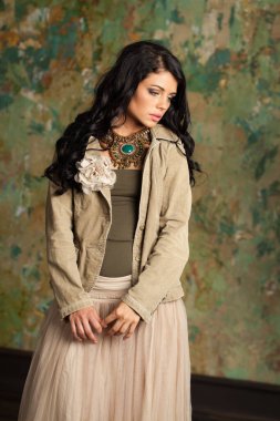 Esmer kadın model, iç mekan pozu, moda güzellik portresi.