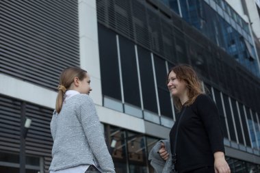 Güzel kız ve anne dışarıda eğleniyor. Mutlu aile birlikte.