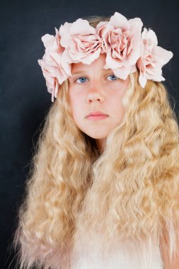 Uzun sarı saçlı, tatlı, ciddi bir genç kız.