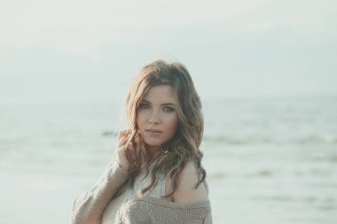 Zarif esmer kadın 30 'lu yaşlarda açık havada dinleniyor.