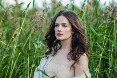 Muhteşem bahar kadını doğa arka planında yürüyor, moda güzellik portresi