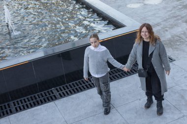 Genç kız ve anne eğleniyor. Dışarıda mutlu bir aile.